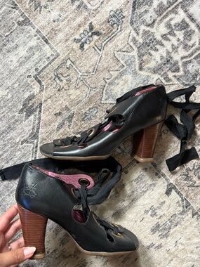 JOHN FLUEVOG SOPRANOS BIRGIT BLACK PUMPS size 9 SHOES HEELS BLACK LEATHER